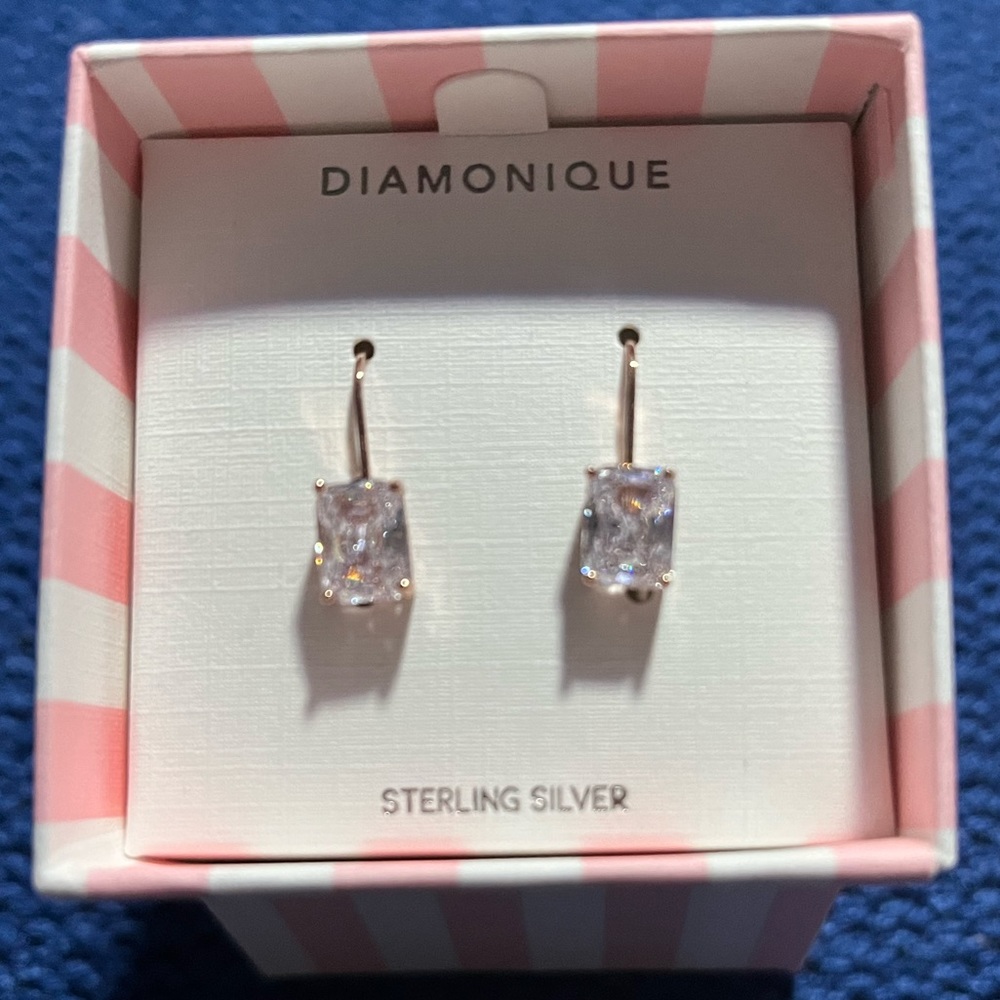 Diamonique lever back sterling silver 3.5 carat earrings. Brand new 💎